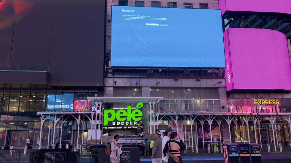 После сбоя акции корпорации CrowdStrike упали на внебиржевых торгах в Нью-Йорке на 20%, сократив рыночную капитализацию компании на $15 млрд
&lt;br>На фото: экран с ошибкой на Таймс-сквер