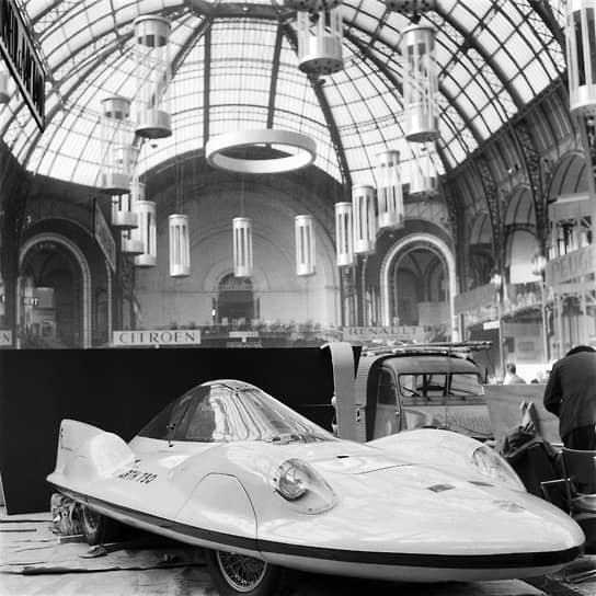 Прототип Fiat Abarth 750 выставлен 2 октября 1957 года в Большом Дворце в Париже за день до открытия Парижского автосалона