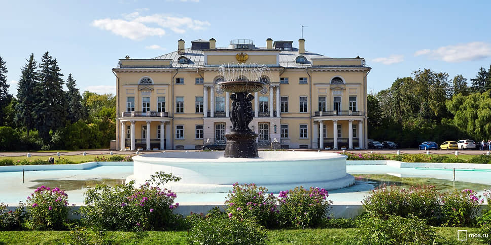 Никольский фонтан перед Александринским дворцом в Нескучном саду Москвы