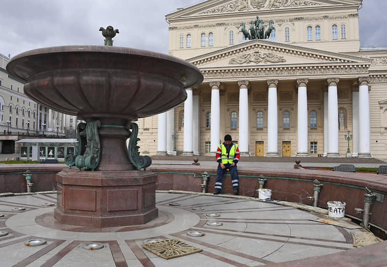 Петровский фонтан на площади перед зданием Государственного академического Большого театра в Москве