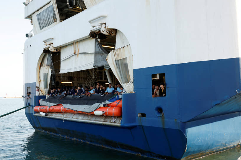 Ливорно, Италия. Мигранты на спасательном судне организации «Врачи без границ»
