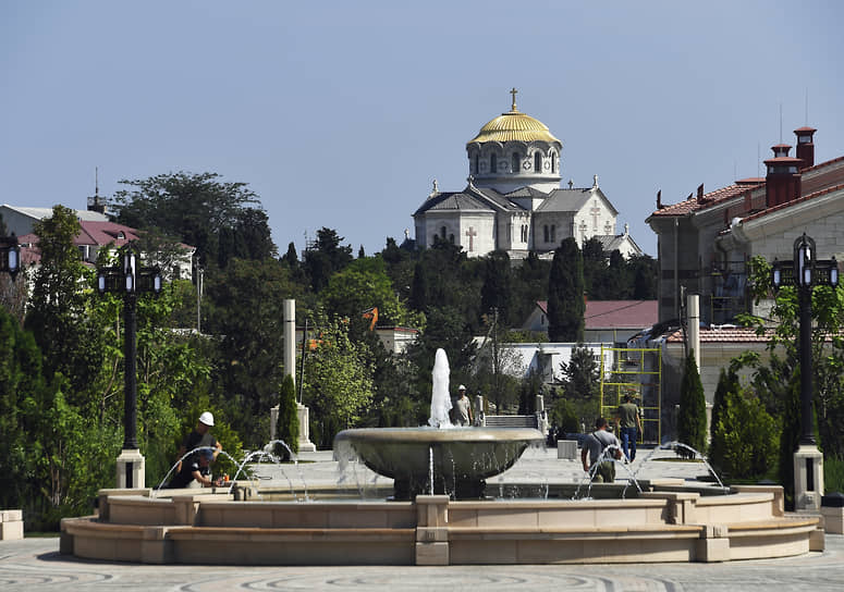 Вид на фонтан и Свято-Владимирский собор