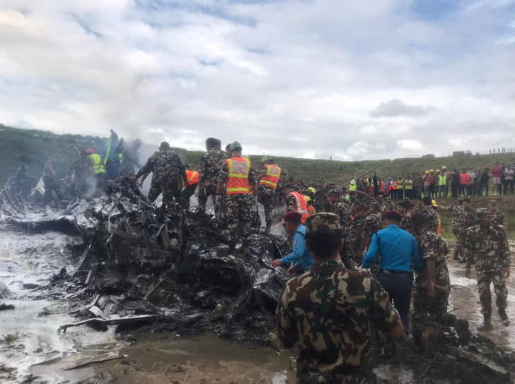 Катманду. Спасатели работают на месте крушения самолета непальской авиакомпании Saurya Airlines