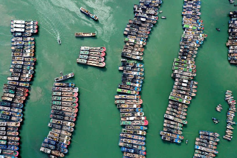 Фучжоу, Китай. Пришвартованные рыбацкие лодки  