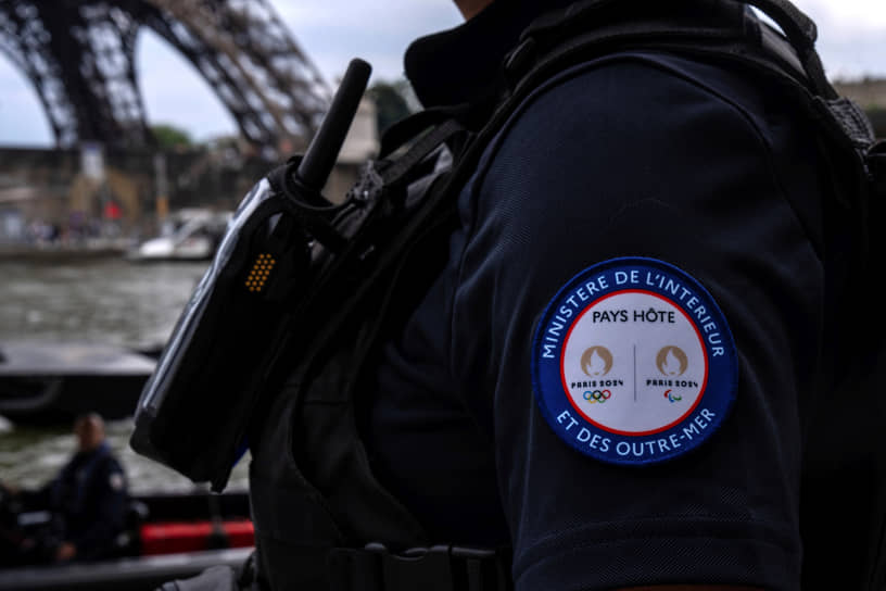 Значок с логотипом Олимпийских и Паралимпийских игр на форме полицейского