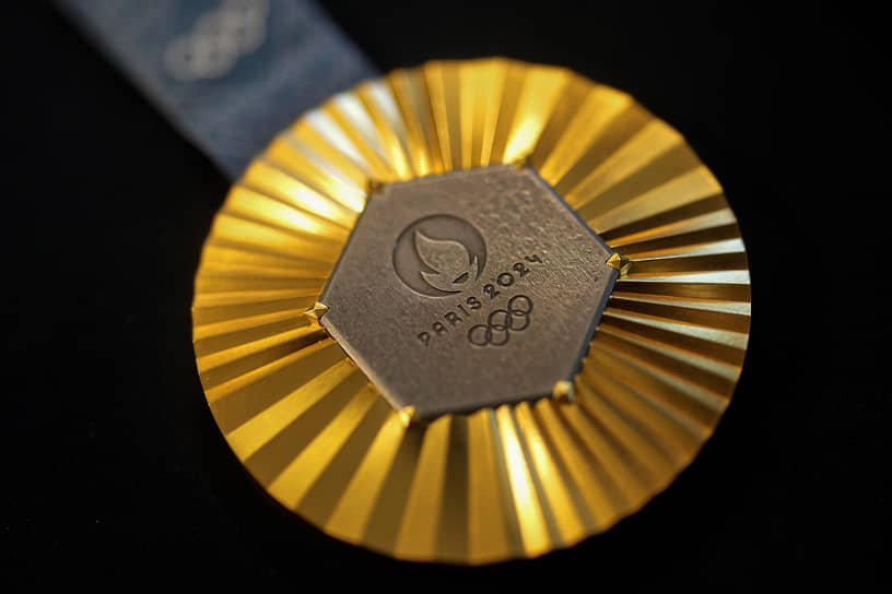 Золотая олимпийская медаль Игр в Париже