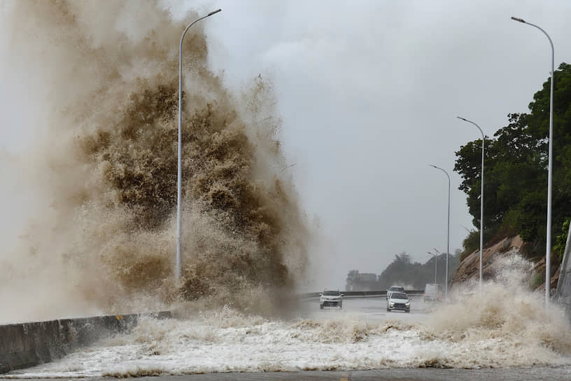 Саньша, Китай. Тайфун «Гаеми» достиг побережья провинции Фуцзянь