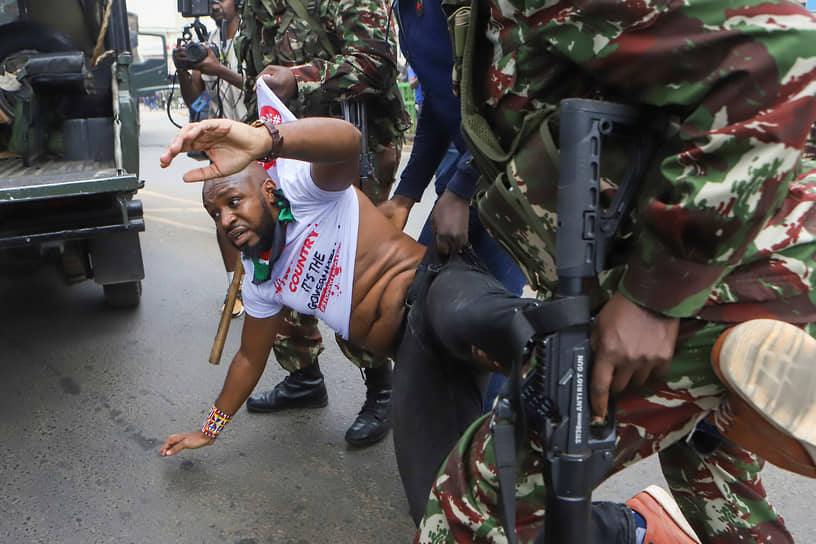 Найроби. Полиция задерживает участника антиправительственных протестов