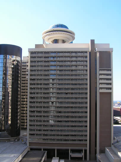 Отель Hyatt Regency в Атланте. Бар на крыше отеля — одно из мест, где Ноулз и Фоукс побывали во второй день знакомства