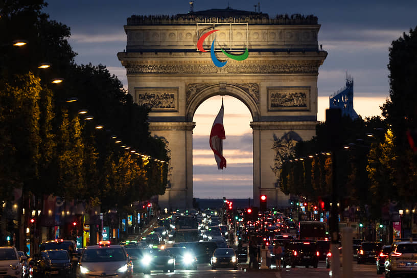 Триумфальная арка на Елисейских полях, украшенная логотипом Олимпийских игр 2024 года