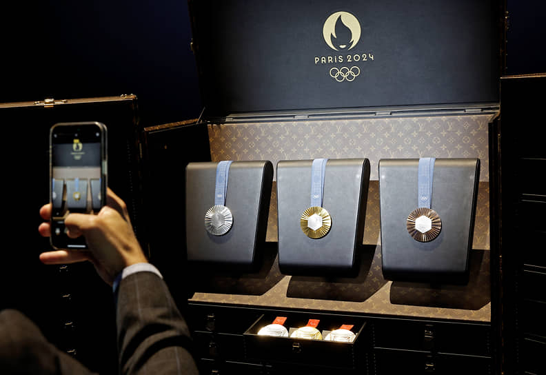Золотая, серебряная и бронзовая медали Олимпийских игр 2024 года