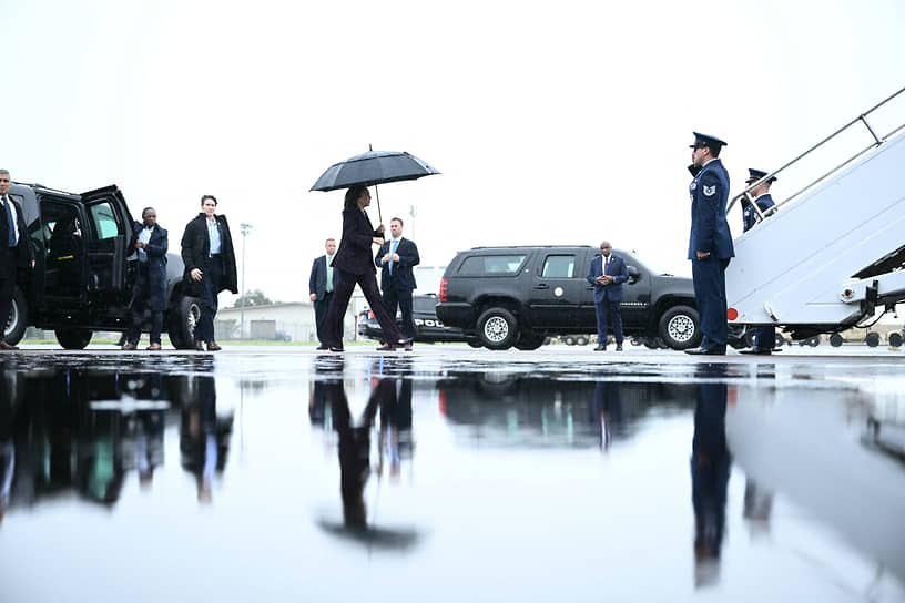 Хьюстон, США. Вице-президент США Камала Харрис садится в самолет после выступления на мероприятии профсоюза учителей