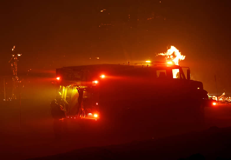 Чико, США. Спасатели тушат лесной пожар 