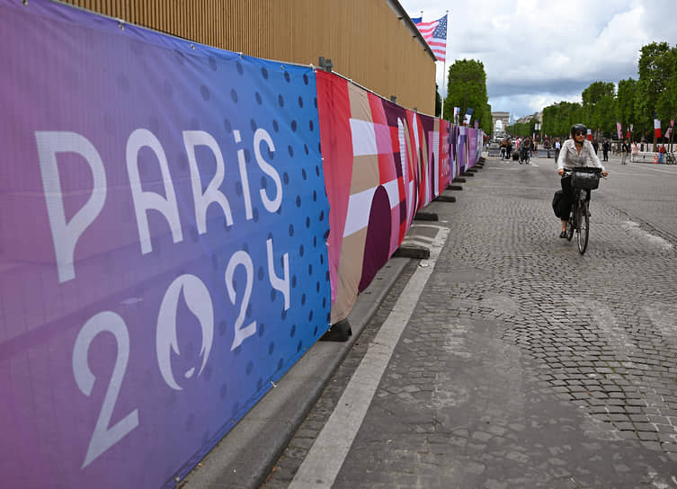 Олимпийский баннер на одной из улиц Парижа