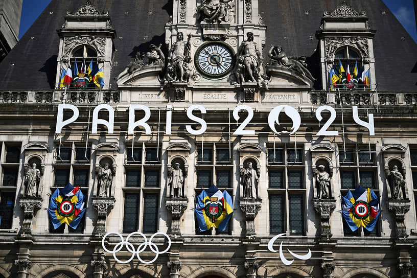 Символика Олимпиады на здании мэрии Парижа