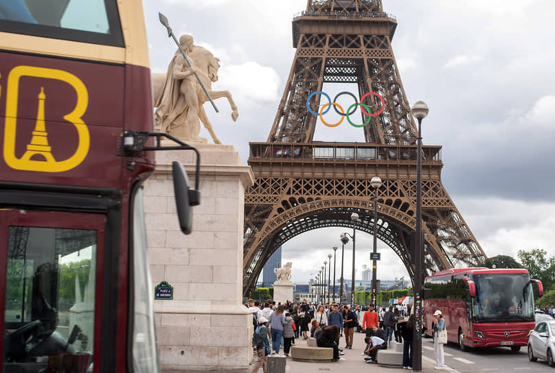 Эйфелева башня с символом летних Олимпийских игр 2024 года — Олимпийскими кольцами