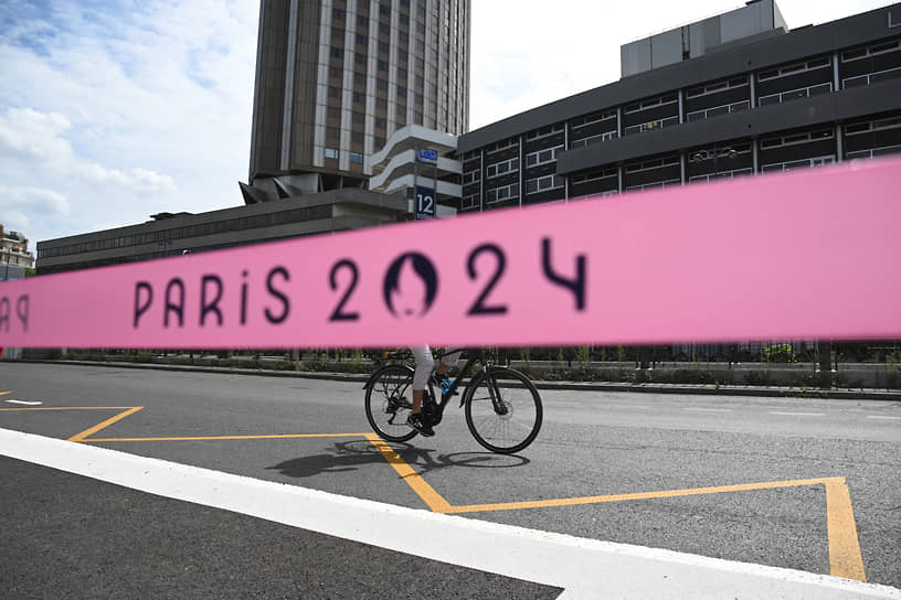 Растяжка с надписью «Париж 2024» вдоль дороги в районе «Стад де Франс»