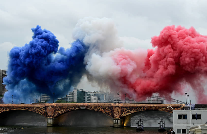 Клубы дыма, окрашенные в цвета французского флага