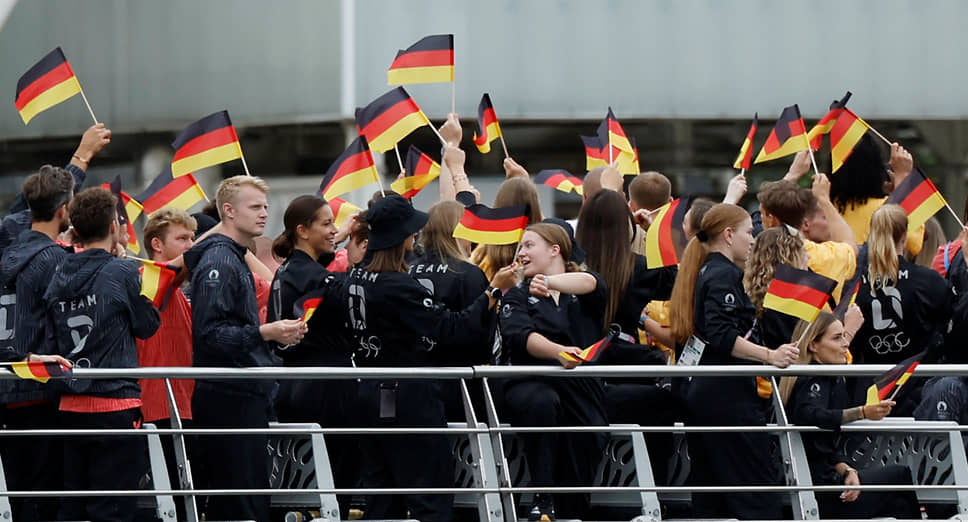 Немецкая сборная участвует в водном параде спортсменов
