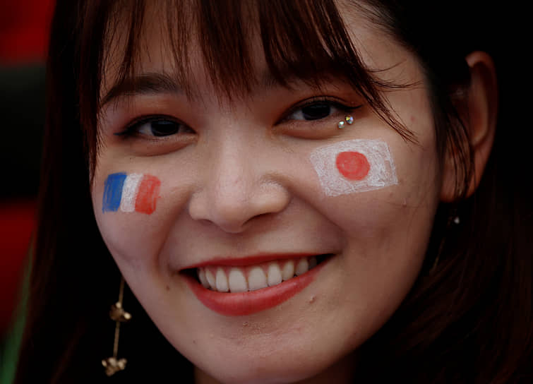 Зрительница с изображением флагов Франции и Японии на щеках