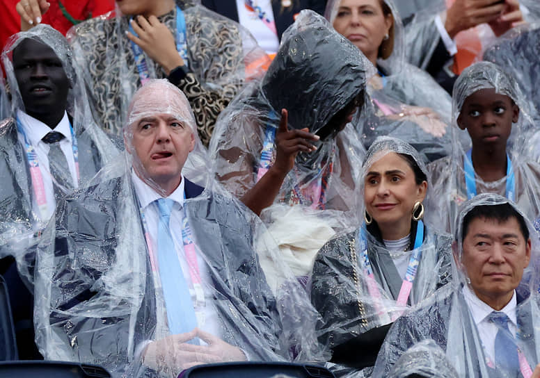 Президент FIFA Джанни Инфантино (второй слева) перед церемонией открытия Олимпийских игр