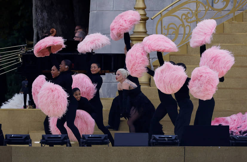 Леди Гага выступает на церемонии открытия