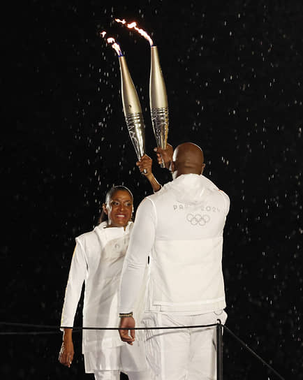 Трехкратные олимпийские чемпионы дзюдоист Тедди Ринер и легкоатлетка Мари-Жозе Перек зажгли огонь Игр в Париже