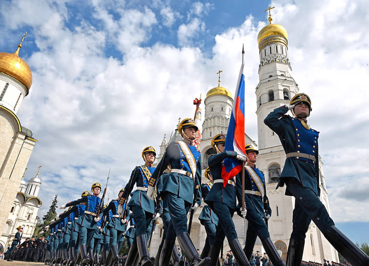 Москва. Новобранцы Президентского полка приносят присягу на Соборной площади Кремля