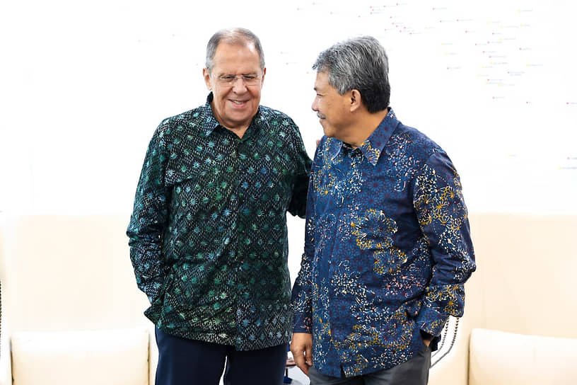 Министр иностранных дел России Сергей Лавров (слева) и министр иностранных дел Малайзии Мохамад Хасан
