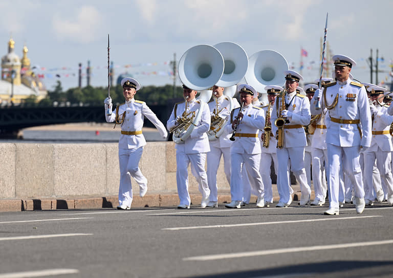 Музыканты военного оркестра на параде