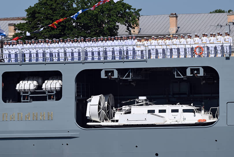 Экипаж боевого ледокола «Иван Папанин» на параде ВМФ