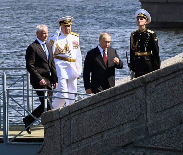 Министр обороны РФ Андрей Белоусов (слева), главнокомандующий ВМФ РФ Александр Моисеев (в центре) и президент РФ Владимир Путин на параде ВМФ
