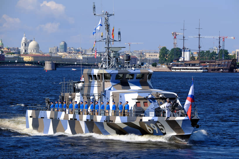 Катер специального назначения «П-474» проекта 21980 «Грачонок» на параде ВМФ