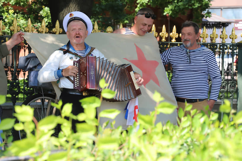 Ветераны ВМФ поют песни под гармонь в парке