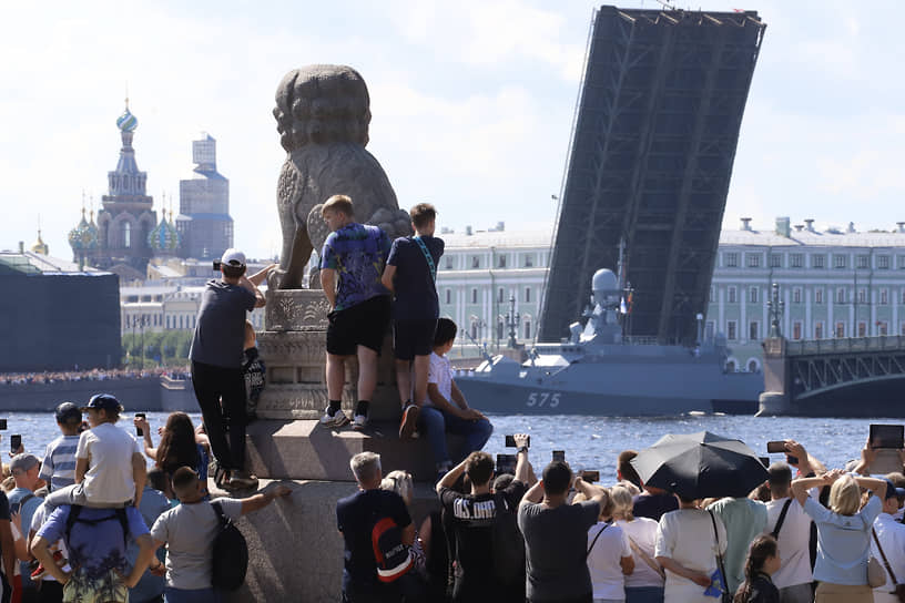 Зрители на параде ВМФ в Санкт-Петербурге