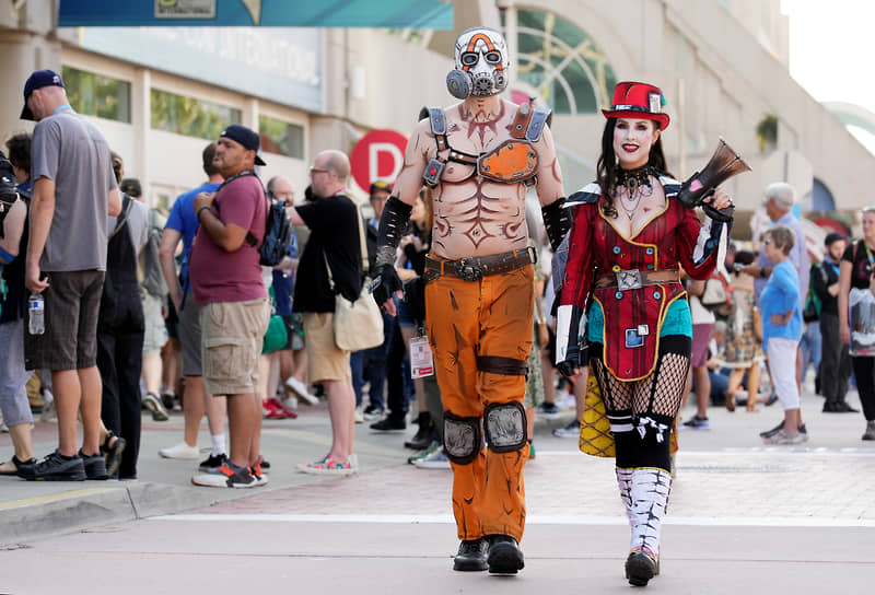 Участники фестиваля, одетые как Криг и Безумная Мокси из серии игр Borderlands