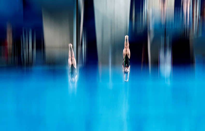 Мексиканки Алехандра Эстудильо и Габриэла Агундес тренируются перед финалом соревнований по прыжкам в воду с 10-метровой вышки 
