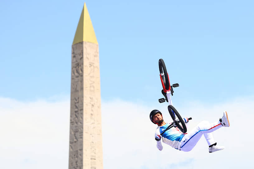 Энтони Жажан из Франции в соревнованиях по BMX-фристайлу на фоне обелиска на площади Согласия