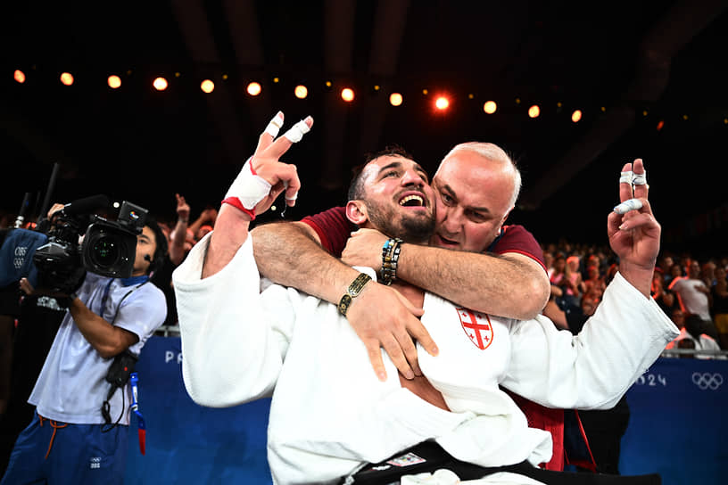 Лаша Бекаури из Грузии радуется победе над японцем Мурао Санширо в финальном поединке дзюдоистов в категории до 90 кг