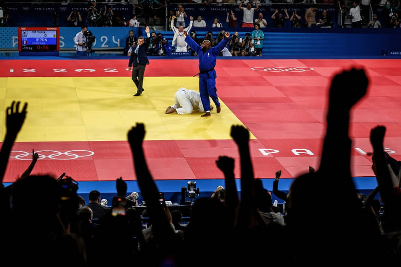 Француз Тедди Ринер (в синем) после победы над южнокорейцем Ким Мин Чжоном в поединке за золото по дзюдо среди мужчин в весовой категории свыше 100 кг