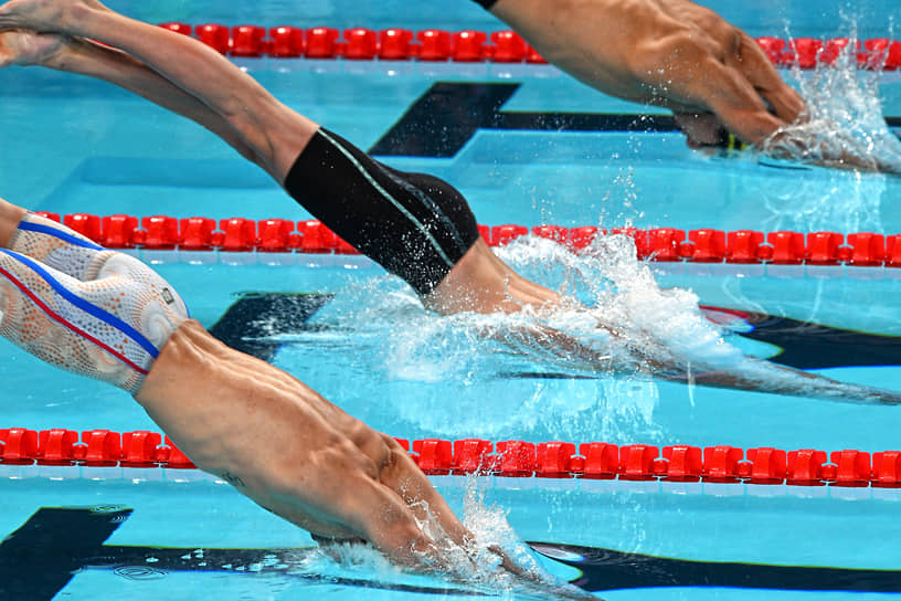 Финал соревнований по плаванию брассом на 100 м у мужчин