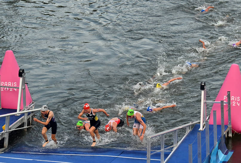 Спортсменки завершают плавательный этап триатлона 