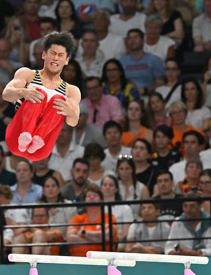 Японский гимнаст Дайки Хасимото выполняет кувырок в соревнованиях по индивидуальному многоборью