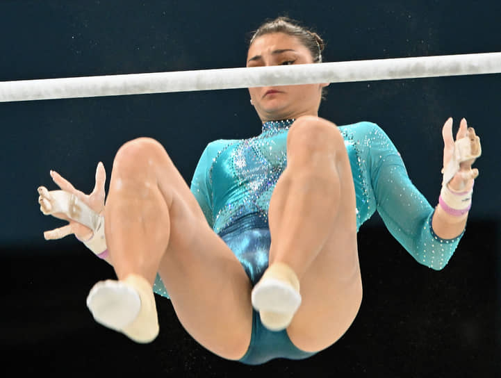 Итальянская гимнастка Манила Эспозито в соревнованиях по личному многоборью среди женщин 