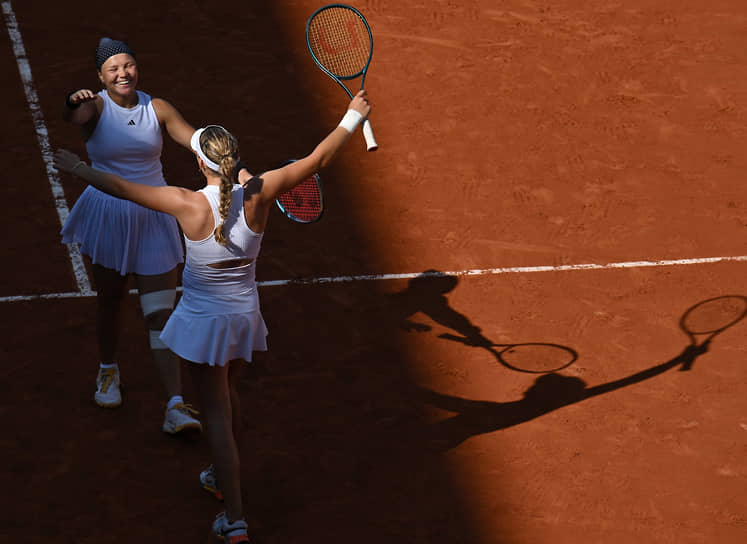 Российские теннисистки Мирра Андреева (справа) и Диана Шнайдер в полуфинальном матче против испанских теннисисток Кристины Буча и Сары Соррибес-Тормо