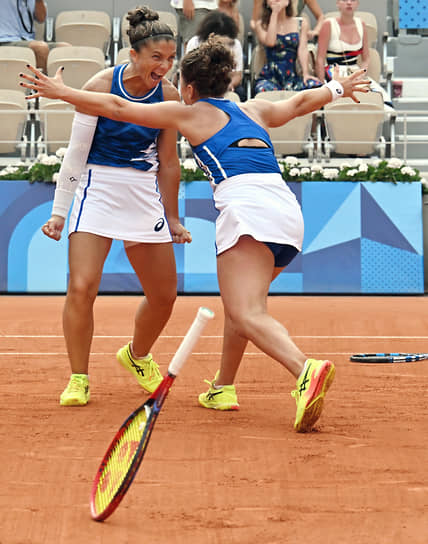 Итальянские теннисистки Сара Эррани (слева) и Джасмин Паолини радуются победе в Олимпийских играх 