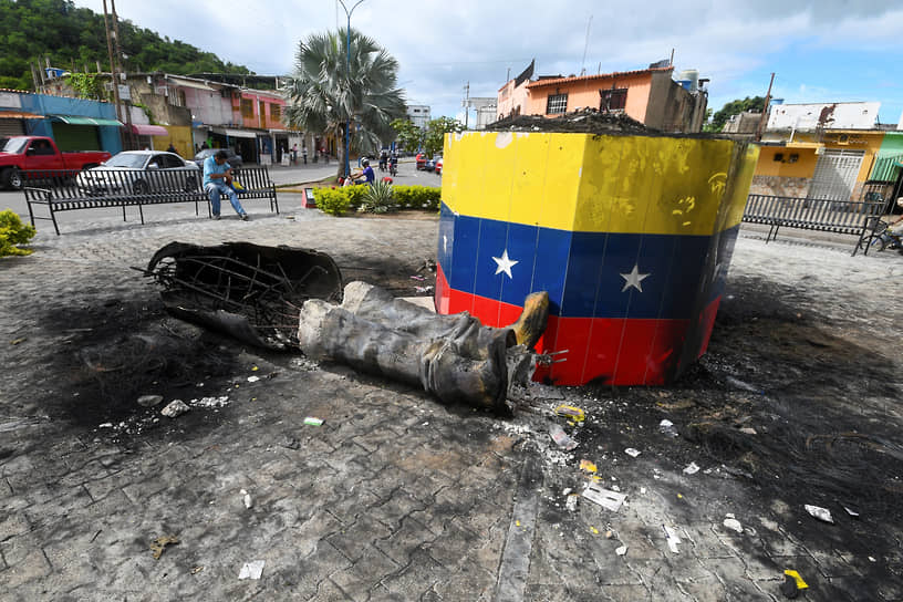 Валенсия, Венесуэла. Разрушенный в ходе уличных беспорядков монумент бывшего президента страны Уго Чавеса