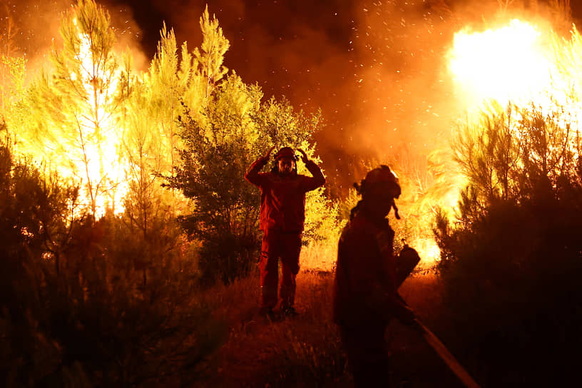 Шенгини, Албания. Сотрудники экстренных служб работают над устранением лесного пожара