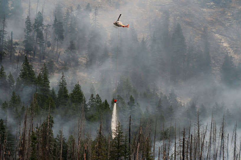 Озеро Изабелла, США. Вертолет сбрасывает воду на горящий лес