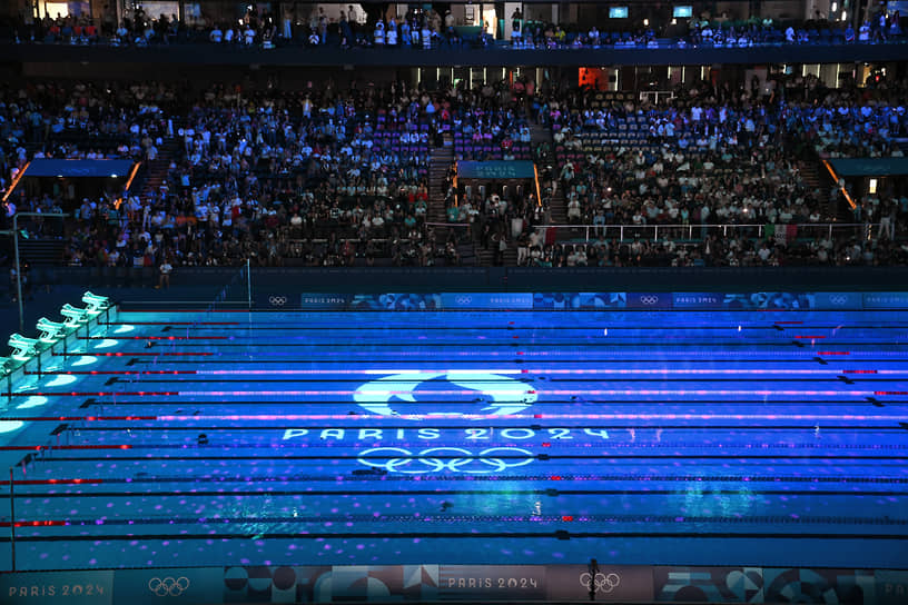 Пловцы сетуют на «медленную воду» в бассейне глубиной 2,2 м. Арену «Пари-Ла-Дефанс» переоборудовали из регбийного стадиона